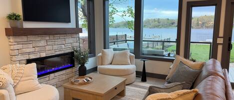Smart TV, fireplace