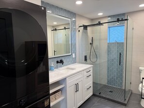 Shower, hair dryer, towels, soap - The Lakehouse on Mona Lake (Norton Shores)