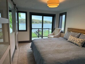 4 bedrooms, iron/ironing board, free WiFi, bed sheets - The Lakehouse on Mona Lake (Norton Shores)