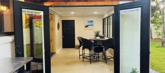 3-bed 2- bath house in Pensacola with sunroom, AC and WiFi. Close to air port.