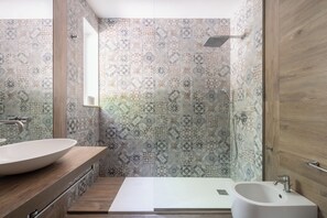 Douche, sèche-cheveux, bidet, serviettes fournies