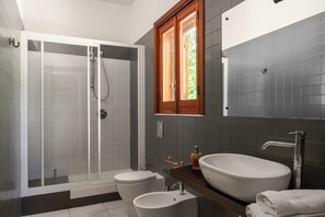 Dutxa, assecador de cabells, bidet i tovalloles 
