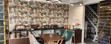 Desayuno buffet diario (INR 300 por persona)