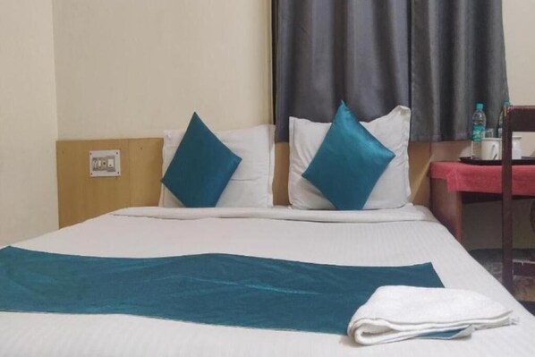 Habitación Deluxe doble, vistas a la ciudad | Escritorio y wifi gratis