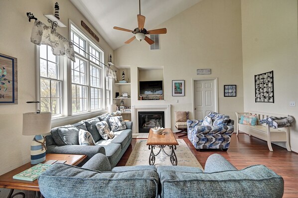 TV - Spacious 5-Bedroom Retreat in Bear Trap Dunes Community! Community Pools, Free WIFI, Beach Shuttle, Tennis, and More! (Ocean View)