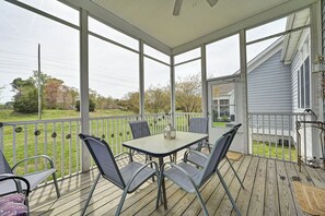 Outdoor dining - Spacious 5-Bedroom Retreat in Bear Trap Dunes Community! Community Pools, Free WIFI, Beach Shuttle, Tennis, and More! (Ocean View)