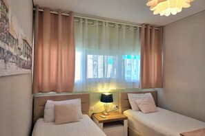 2 Schlafzimmer, laptopgeeigneter Arbeitsplatz, Bügeleisen/Bügelbrett