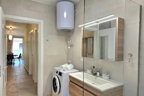 Familieleilighet, flere soverom (Olive Tree Apartment) | Bad | Dusj, hårføner, bidé og håndklær