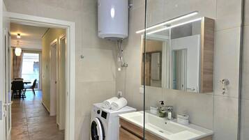 Căn hộ dành cho gia đình, nhiều phòng ngủ (Olive Tree Apartment) | Phòng tắm | Buồng tắm vòi sen, máy sấy tóc, chậu vệ sinh/vòi rửa, khăn tắm