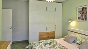 2 bedrooms, laptop workspace, iron/ironing board, free WiFi