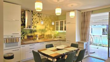 Réfrigérateur, four à micro-ondes, un four, surface de cuisson