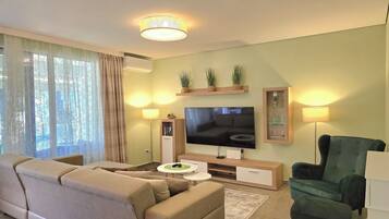 Appartamento familiare, 2 camere da letto, balcone (Olive Tree Apartment) | Area soggiorno | Smart TV 21 pollici con canali via cavo