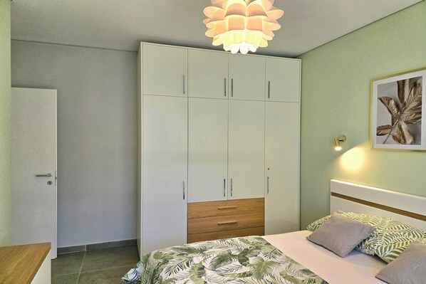 Family Apartment, Multiple Bedrooms (Olive Tree Apartment) | 2 bilik tidur, ruang kerja komputer riba, seterika/papan seterika 