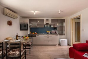 Apartemen Keluarga, 1 kamar tidur, microwave (The Wave - Apt with Seaview and) | Interior