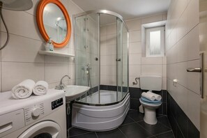 Family Apartment, 1 Bedroom, Microwave (The Wave - Apt with Seaview and) | Bathroom - The Wave - Apt With Seaview and Garden (Kostrena)