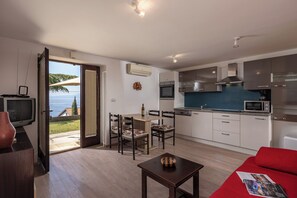 Family Apartment, Multiple Bedrooms (The Wave - Apt with Seaview and) | Interior