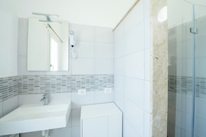 Douche, sĂšche-cheveux, bidet, serviettes fournies