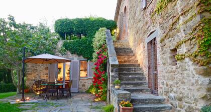 Exclusive hideaway nestled in woods with stunning lakeview Tuscany/Umbria border