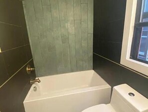 シャンプー、トイレットペーパー