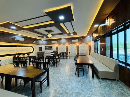 Restaurant. Hotel Shri Tulsi Residency