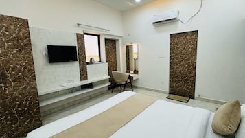 Deluxe Double Room, City View | Desk, laptop workspace, free WiFi