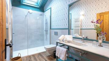Chambre Deluxe avec lits jumeaux, vue montagne | Salle de bain | Douche, sĂšche-cheveux, serviettes fournies, savon