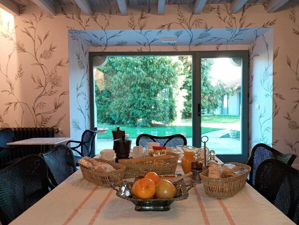 Daily full breakfast (EUR 15 per person)