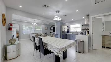 House (5 Bedrooms) | Interior