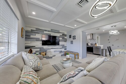 3 Mi to Beach & Boardwalk: Hollywood Spa House