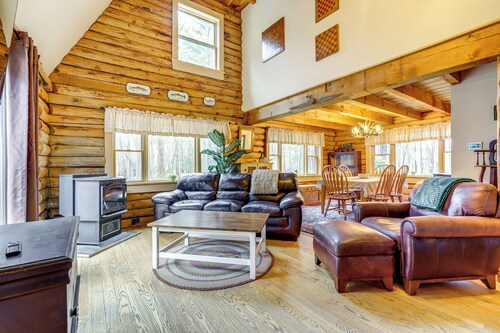 3 Mi to Umass Amherst: Peaceful New England Cabin