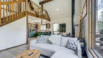 House (1 Bedroom) | Living area | Books