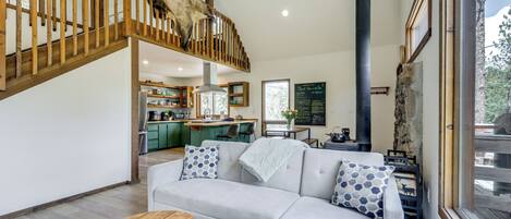 House (1 Bedroom) | Living area | Books