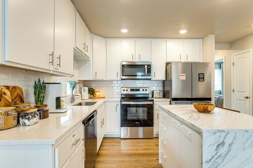 13 Mi to Dtwn Denver: Spacious Home w/ Balcony!