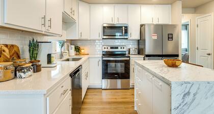 13 Mi to Dtwn Denver: Spacious Home w/ Balcony!