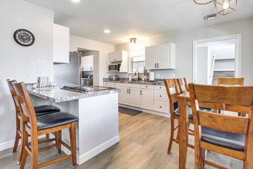 Walk to Dtwn Show Low: Townhome w/ Balcony