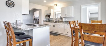 Walk to Dtwn Show Low: Townhome w/ Balcony