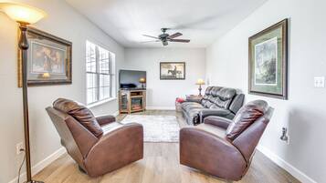 Appartement (2 Bedrooms) | Coin séjour | Télévision, station d'accueil iPod, livres