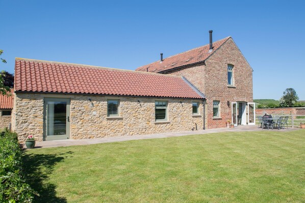 Exterior - Meadow View - Luxury barn with breathtaking views near York (Malton)