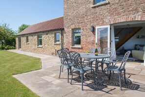Outdoor dining - Meadow View - Luxury barn with breathtaking views near York (Malton)