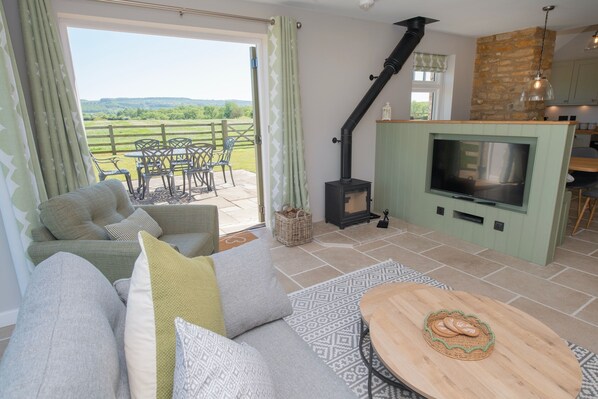 Smart TV, fireplace, DVD player, books - Meadow View - Luxury barn with breathtaking views near York (Malton)