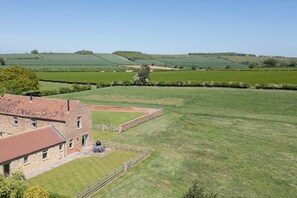 Exterior - Meadow View - Luxury barn with breathtaking views near York (Malton)