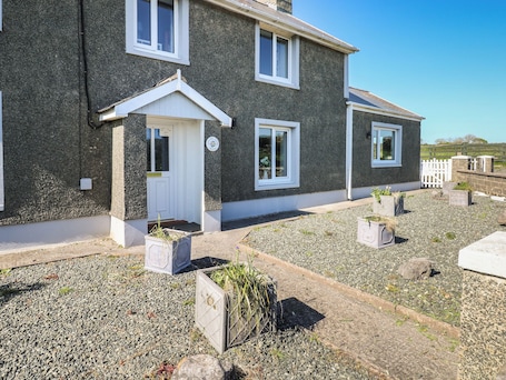 Exterior. Chapel Hill House