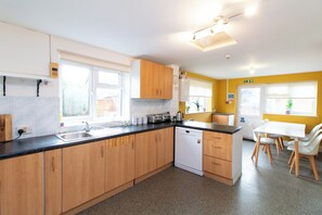 Shared kitchen - Thornbury Guest House Room 5 (Southampton)
