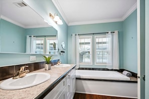 A bathroom with two sinks, a bathtub, and a large mirror. - Heated Pool Beach Patio Lounge Near Downtown (St. Augustine)