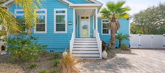 Heated Pool Beach Patio Lounge Near Downtown