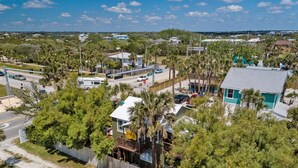 Vista aérea de una zona residencial con casas, una carretera y una playa al frente.