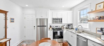 จอดรถฟรี ชานบ้านใหญ่ ถัดจาก ร้านอาหาร บาร์