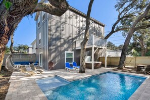 House | 4 bedrooms, desk, Internet