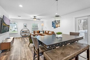 House | 4 bedrooms, desk, Internet