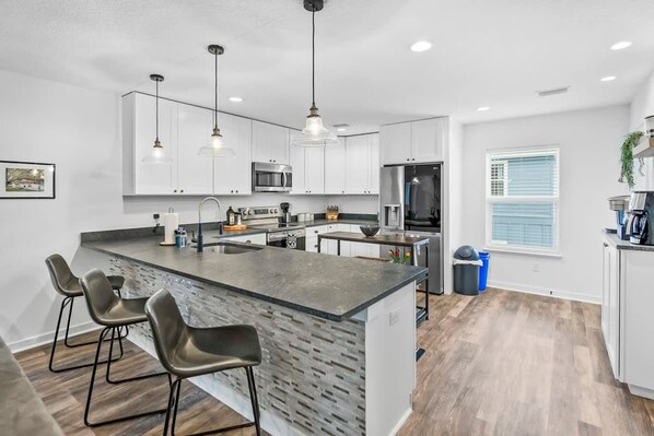 House | 4 bedrooms, desk, Internet